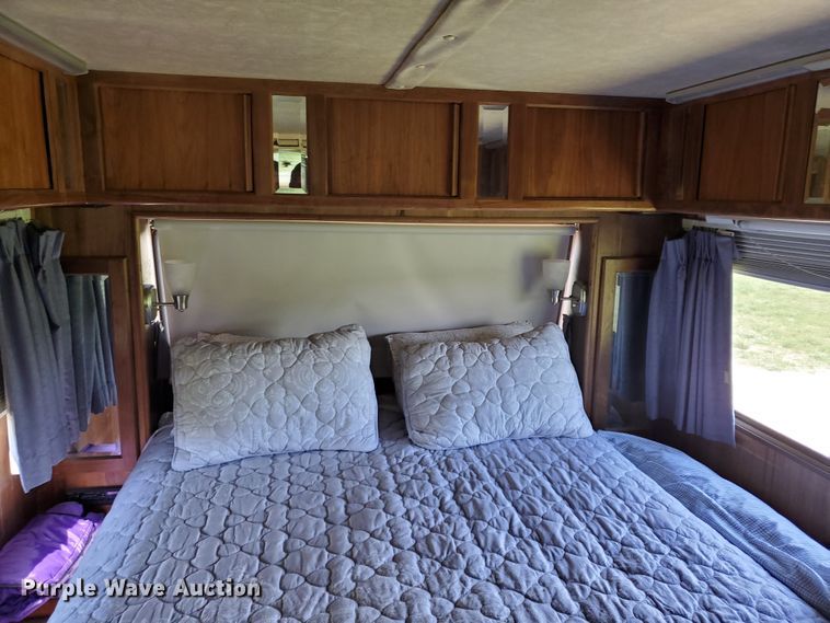 image for item GO9200 1989 Oshkosh Foretravel Grand Villa  RV