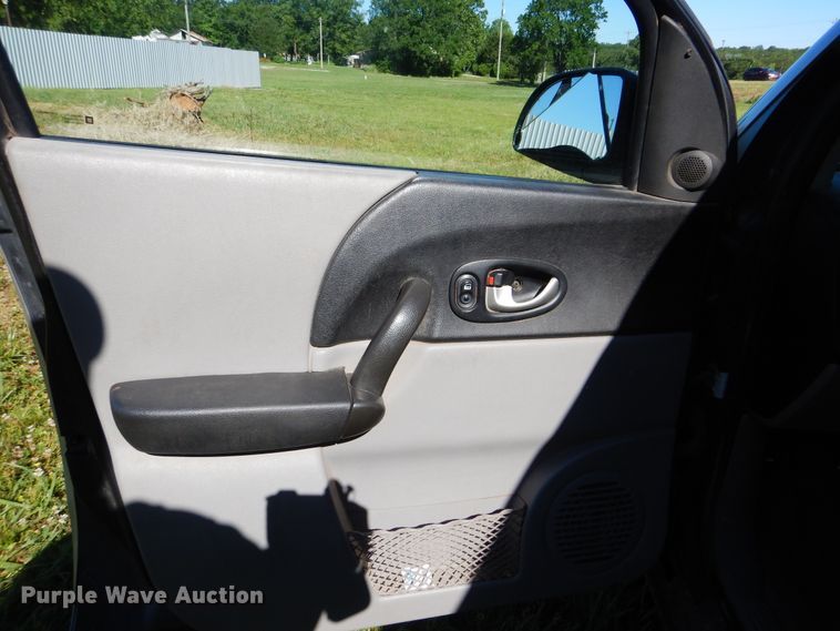 image for item GO9852 2004 Saturn Vue  SUV