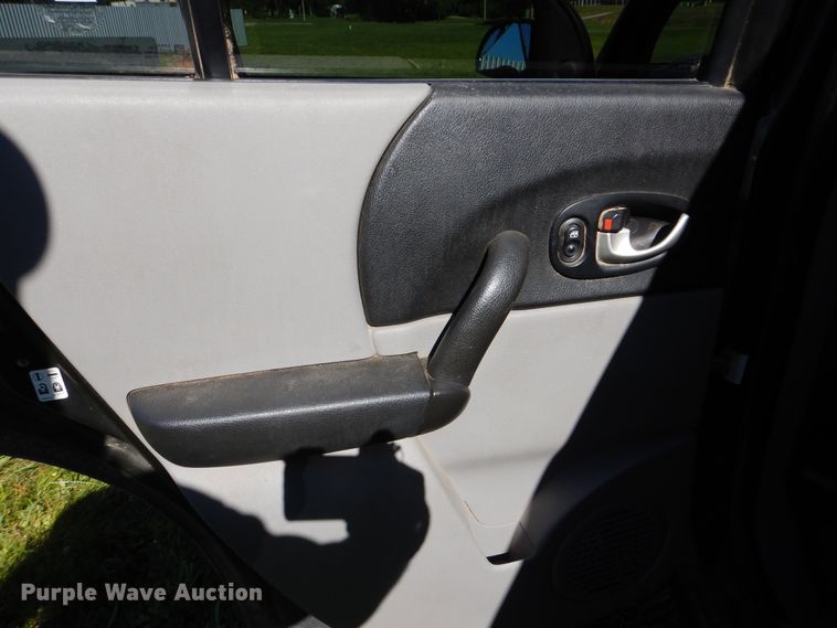 image for item GO9852 2004 Saturn Vue  SUV