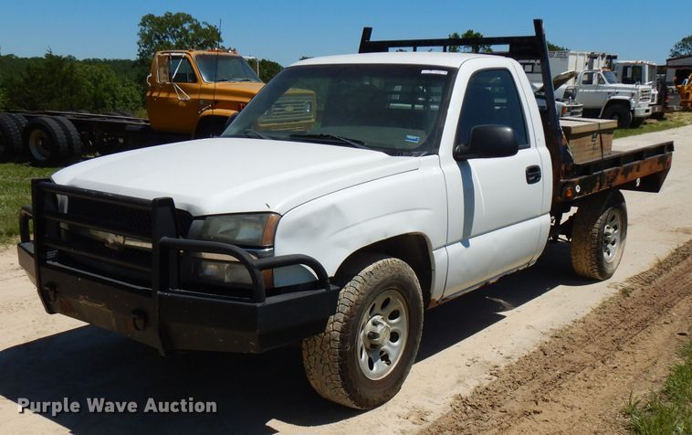 image for item GT9093 2005 Chevrolet Silverado 1500  flatbed pickup truck