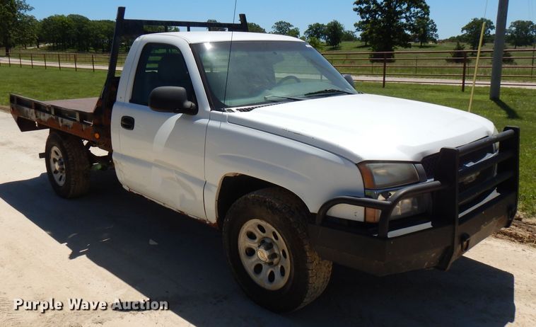 image for item GT9093 2005 Chevrolet Silverado 1500  flatbed pickup truck