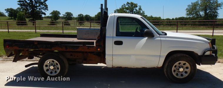 image for item GT9093 2005 Chevrolet Silverado 1500  flatbed pickup truck