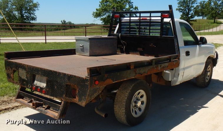 image for item GT9093 2005 Chevrolet Silverado 1500  flatbed pickup truck