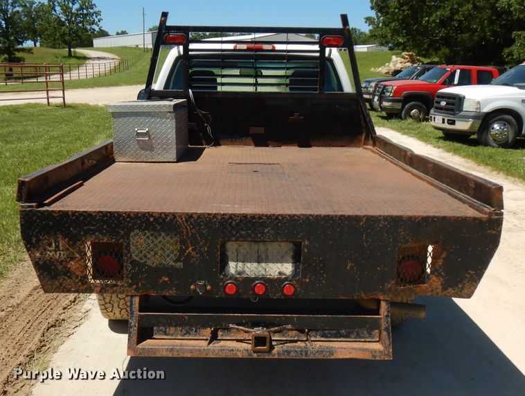 image for item GT9093 2005 Chevrolet Silverado 1500  flatbed pickup truck