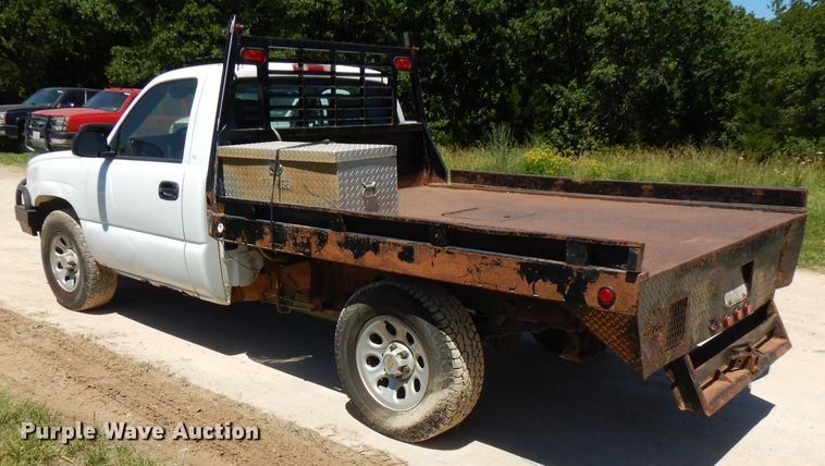 image for item GT9093 2005 Chevrolet Silverado 1500  flatbed pickup truck