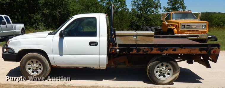 image for item GT9093 2005 Chevrolet Silverado 1500  flatbed pickup truck