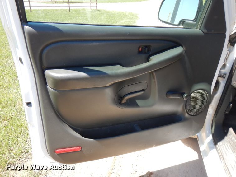 image for item GT9093 2005 Chevrolet Silverado 1500  flatbed pickup truck