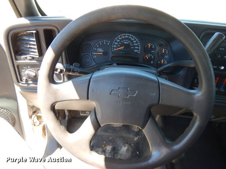 image for item GT9093 2005 Chevrolet Silverado 1500  flatbed pickup truck