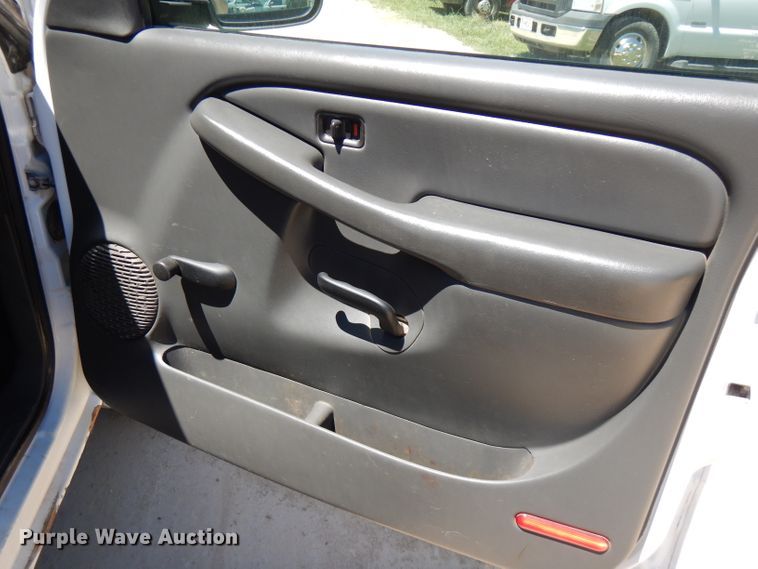 image for item GT9093 2005 Chevrolet Silverado 1500  flatbed pickup truck