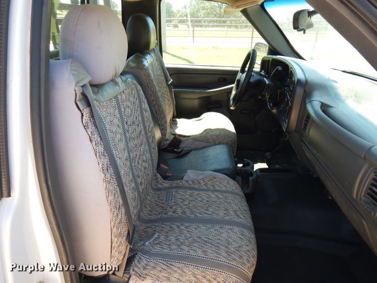 image for item GT9093 2005 Chevrolet Silverado 1500  flatbed pickup truck