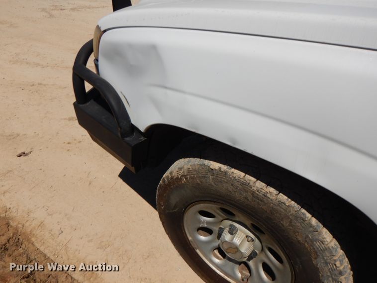 image for item GT9093 2005 Chevrolet Silverado 1500  flatbed pickup truck