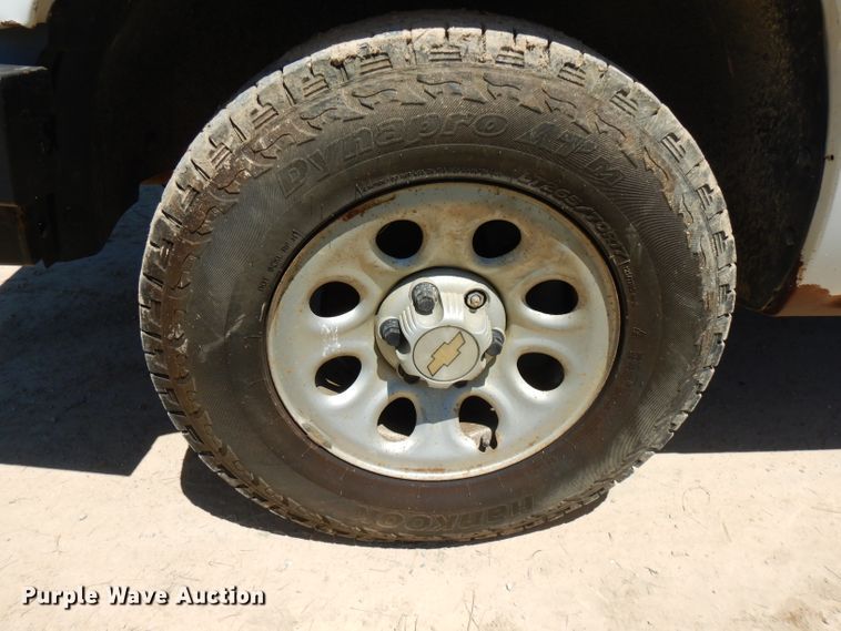 image for item GT9093 2005 Chevrolet Silverado 1500  flatbed pickup truck