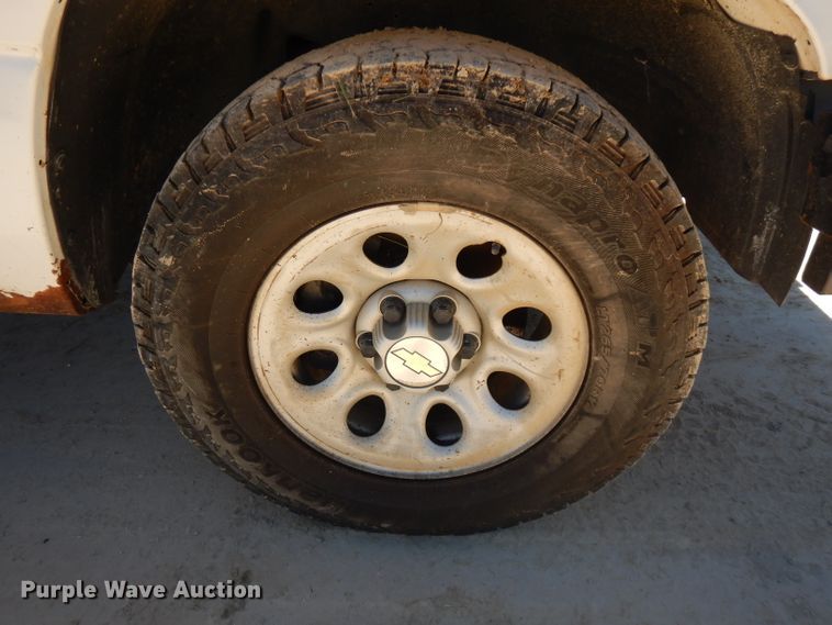 image for item GT9093 2005 Chevrolet Silverado 1500  flatbed pickup truck