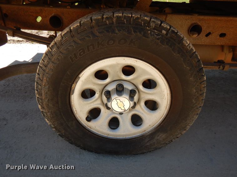 image for item GT9093 2005 Chevrolet Silverado 1500  flatbed pickup truck