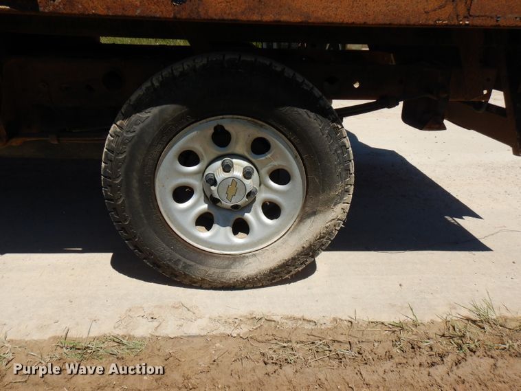 image for item GT9093 2005 Chevrolet Silverado 1500  flatbed pickup truck