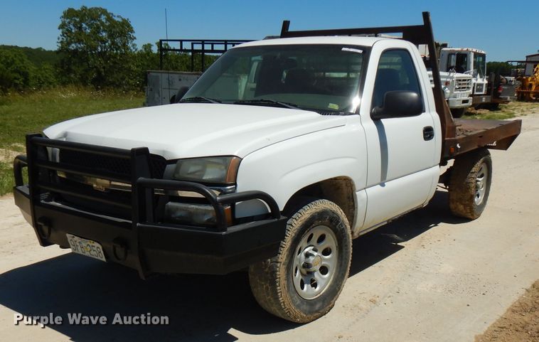 image for item GT9094 2005 Chevrolet Silverado 1500  flatbed pickup truck