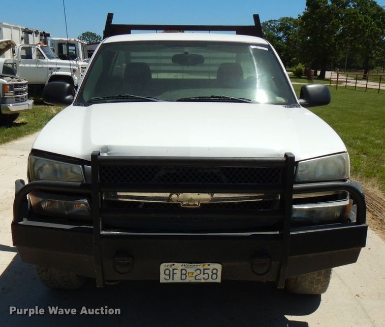 image for item GT9094 2005 Chevrolet Silverado 1500  flatbed pickup truck