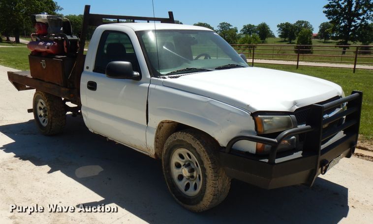 image for item GT9094 2005 Chevrolet Silverado 1500  flatbed pickup truck