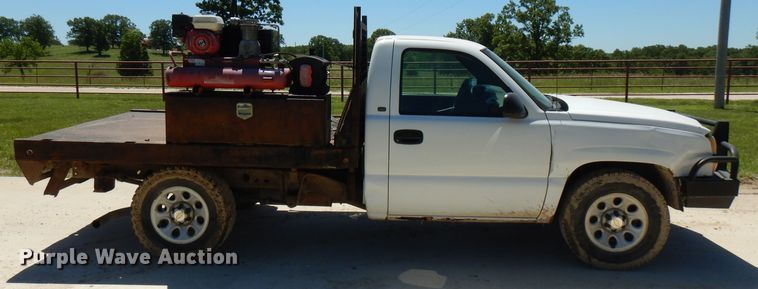 image for item GT9094 2005 Chevrolet Silverado 1500  flatbed pickup truck