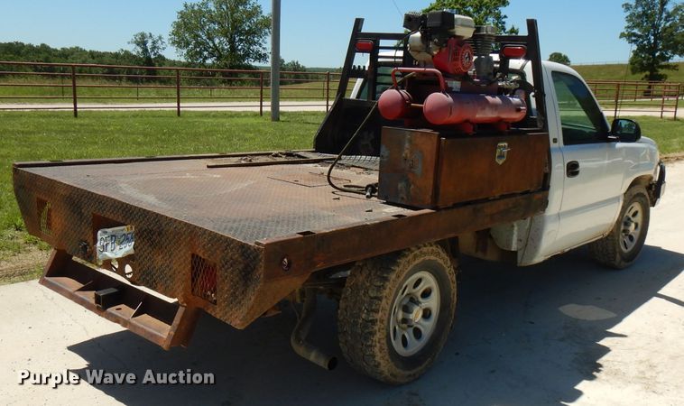 image for item GT9094 2005 Chevrolet Silverado 1500  flatbed pickup truck