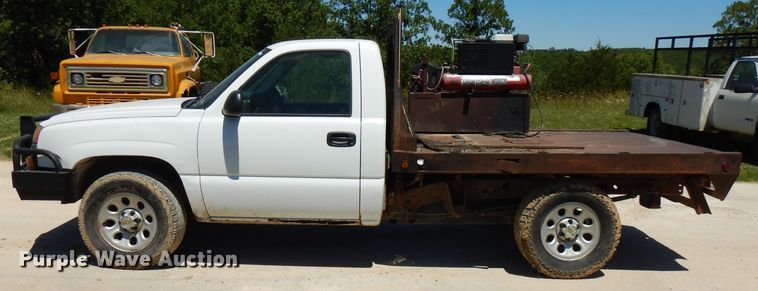 image for item GT9094 2005 Chevrolet Silverado 1500  flatbed pickup truck