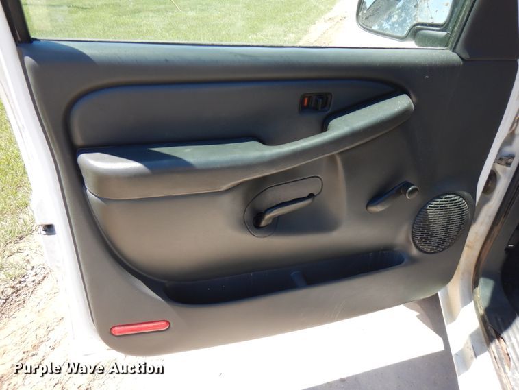 image for item GT9094 2005 Chevrolet Silverado 1500  flatbed pickup truck