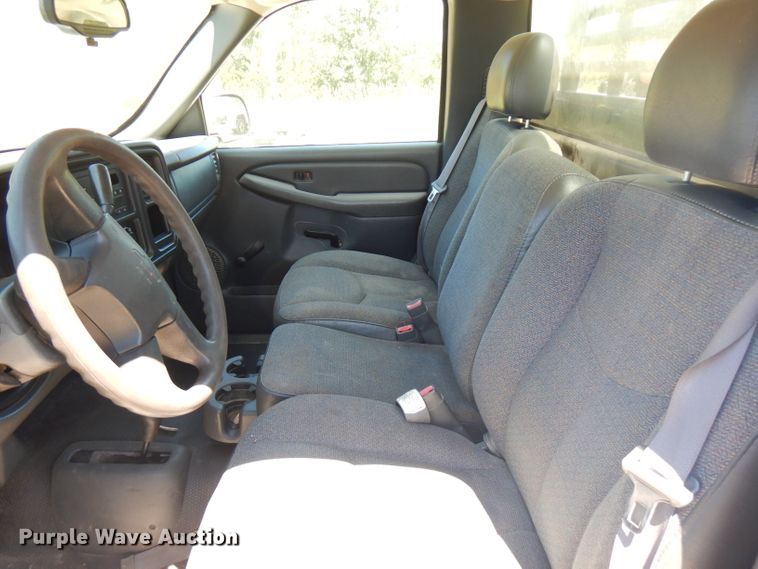 image for item GT9094 2005 Chevrolet Silverado 1500  flatbed pickup truck