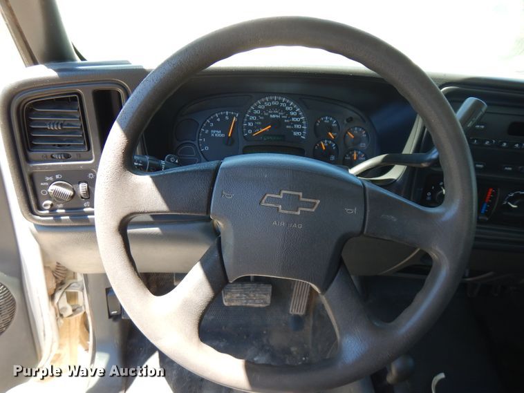 image for item GT9094 2005 Chevrolet Silverado 1500  flatbed pickup truck