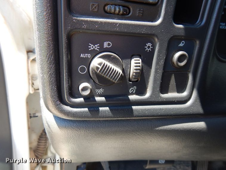 image for item GT9094 2005 Chevrolet Silverado 1500  flatbed pickup truck