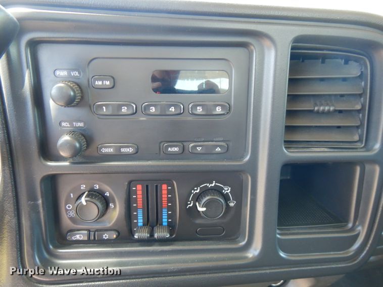 image for item GT9094 2005 Chevrolet Silverado 1500  flatbed pickup truck