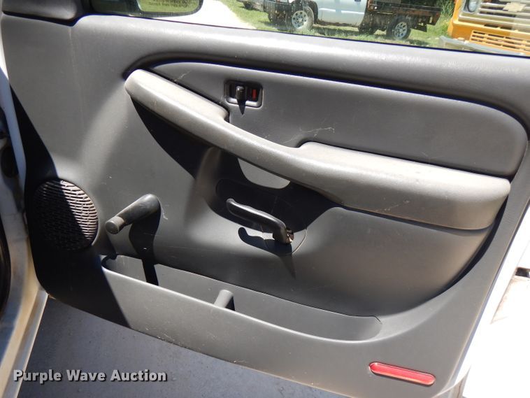 image for item GT9094 2005 Chevrolet Silverado 1500  flatbed pickup truck