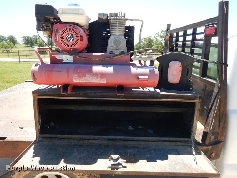 image for item GT9094 2005 Chevrolet Silverado 1500  flatbed pickup truck