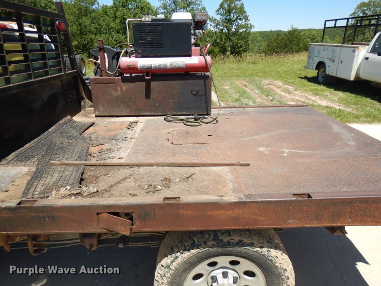 image for item GT9094 2005 Chevrolet Silverado 1500  flatbed pickup truck