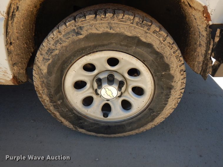 image for item GT9094 2005 Chevrolet Silverado 1500  flatbed pickup truck