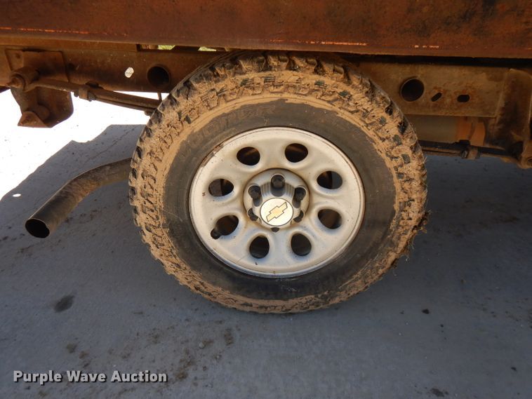 image for item GT9094 2005 Chevrolet Silverado 1500  flatbed pickup truck