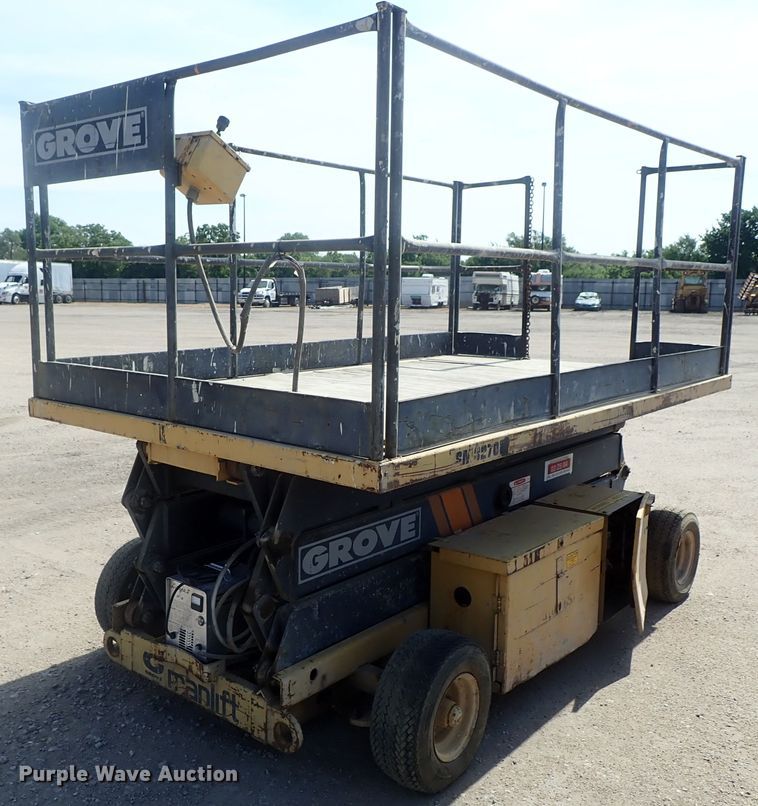 image for item GW9359 Grove SM3270E  scissor lift