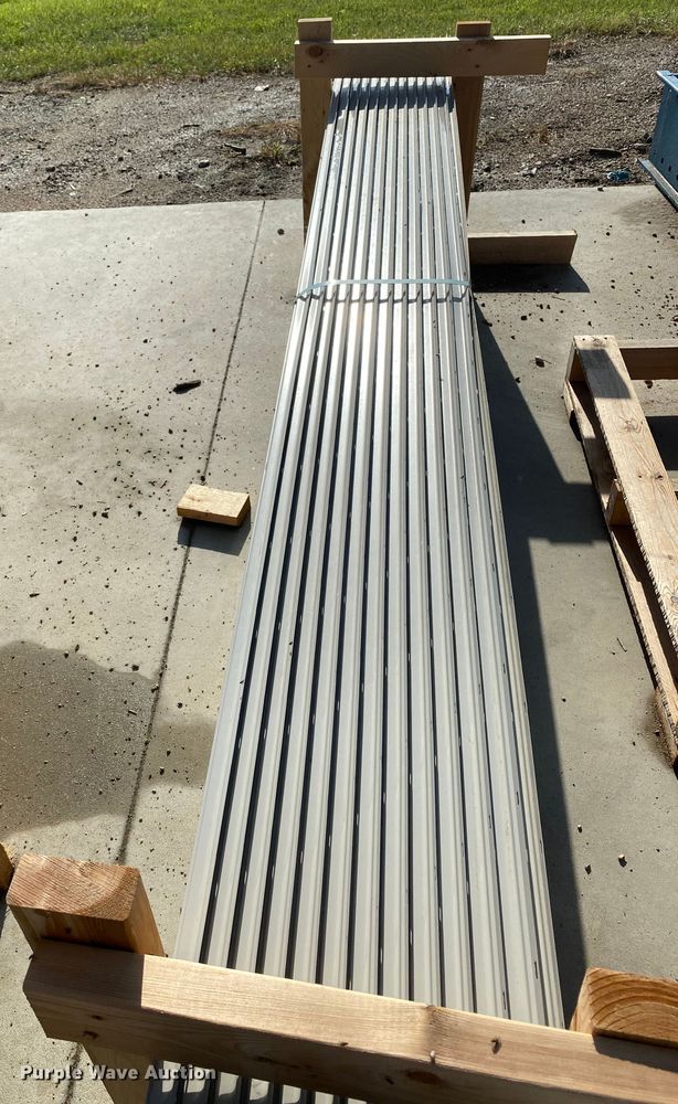 image for item H1504 (108) sheets of metal siding/roofing