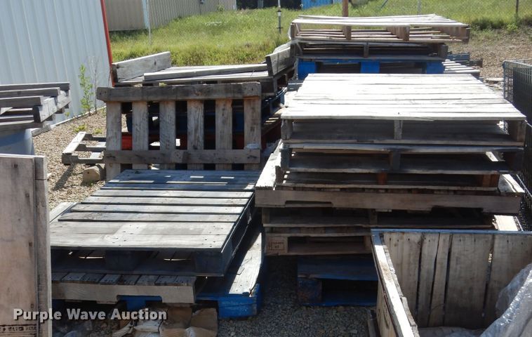 image for item HS9622 Approximately 30 wood pallets