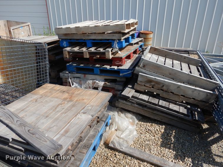 image for item HS9622 Approximately 30 wood pallets