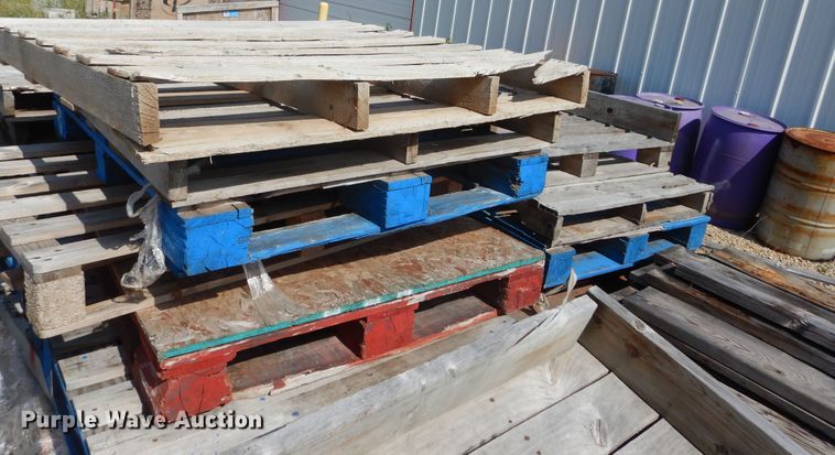 image for item HS9622 Approximately 30 wood pallets