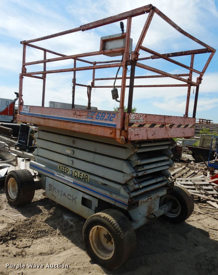 Skyjack 6832 scissor lift in Topeka, KS Item DF4034 sold Purple Wave