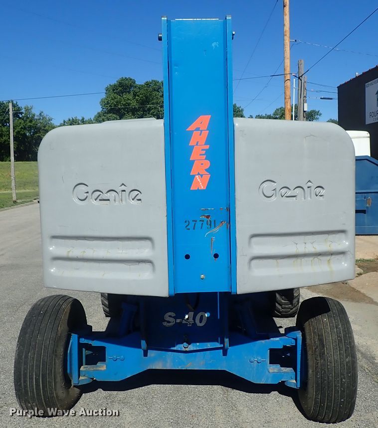 image for item DG2205 1999 Genie S-40  boom lift