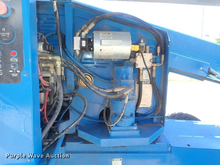 image for item DG2205 1999 Genie S-40  boom lift
