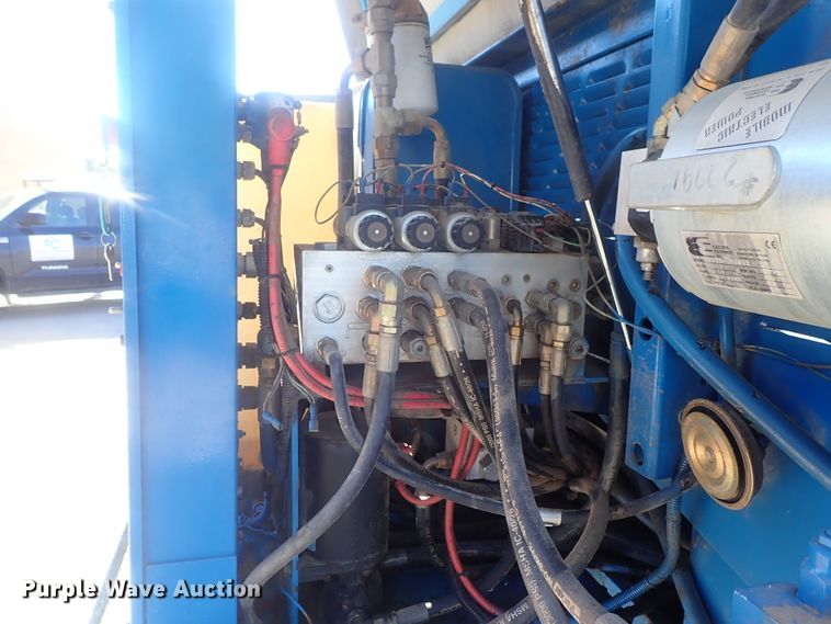 image for item DG2205 1999 Genie S-40  boom lift