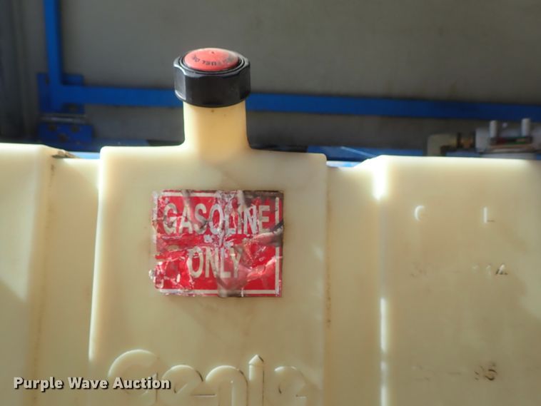 image for item DG2205 1999 Genie S-40  boom lift