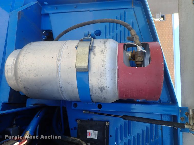 image for item DG2205 1999 Genie S-40  boom lift