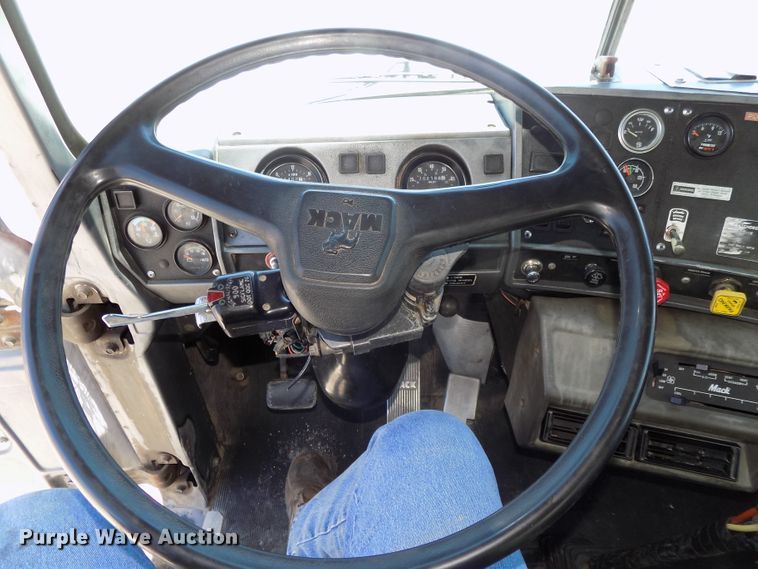 image for item DG2603 1994 Mack RD688S  dump truck