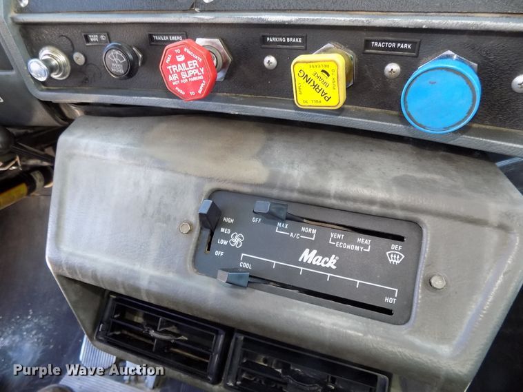 image for item DG2603 1994 Mack RD688S  dump truck