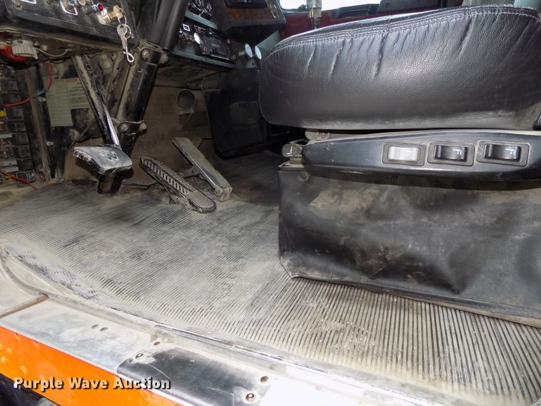 image for item DG2606 1997 Kenworth T800  dump truck