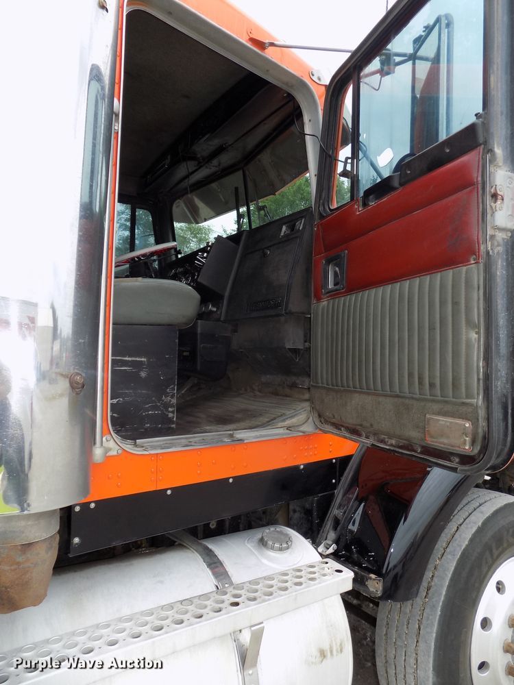 image for item DG2606 1997 Kenworth T800  dump truck